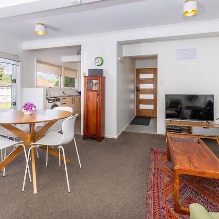 2 Bedroom Home Away From Home Near Cbd & Private Parking Hamilton Kültér fotó