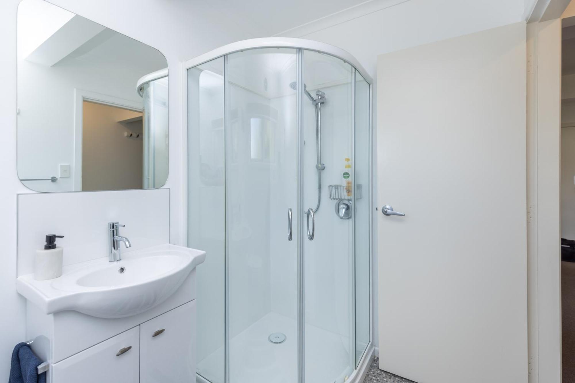 2 Bedroom Home Away From Home Near Cbd & Private Parking Hamilton Kültér fotó