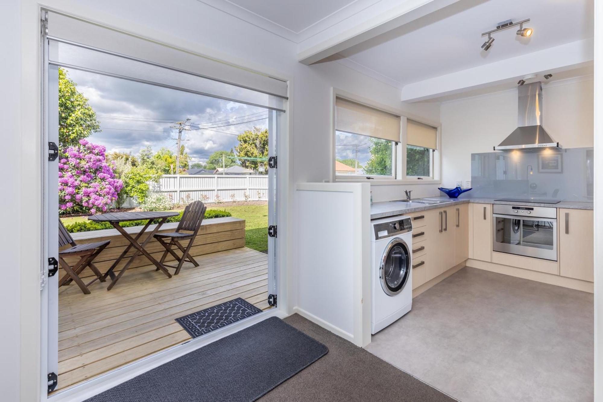 2 Bedroom Home Away From Home Near Cbd & Private Parking Hamilton Kültér fotó